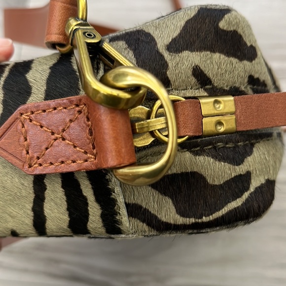 💚NWT🤎 Madewell The Transport Camera Bag: Tiger Calf Hair Edition Green Olive - Picture 8 of 12